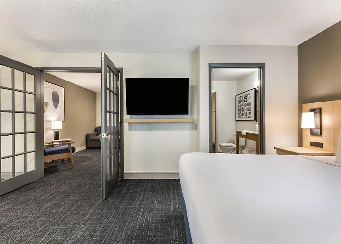 Days Inn & Suites By Wyndham Thunder Bay